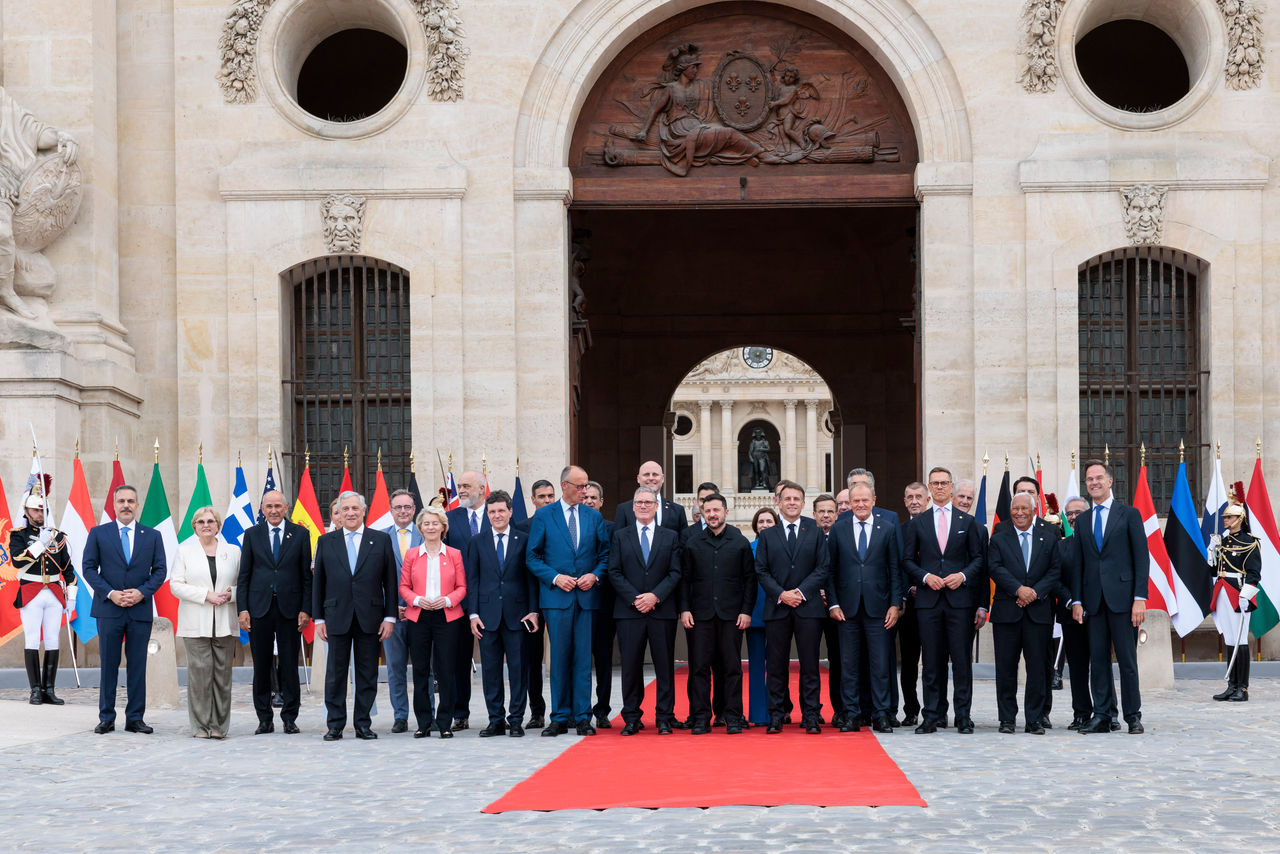 Group photo of the Coalition of the Willing meeting in Paris, France