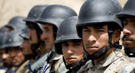 KABUL, Afganistan: oficerowie policji afgańskiej kończą szkolenie w Kabulu w czerwcu 2008 roku. NATO/ISAF
)