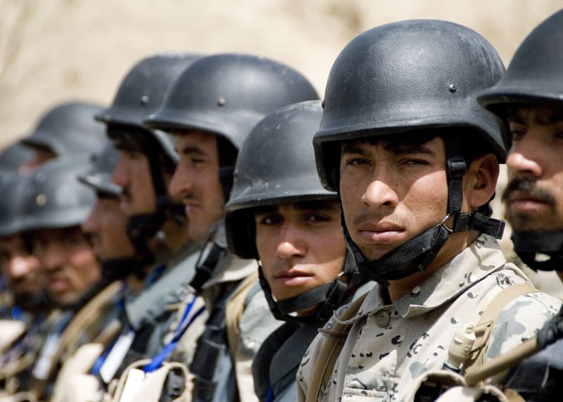 Absolwenci intensywnego programu szkoleń w zakresie rozwoju granic, Spin Bulak, Afganistan, 2 kwietnia 2009 roku. NATO/ISAF
)