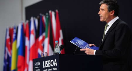 © NATO
)