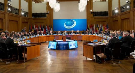 No head of a round table - the NATO Russia Council © NATO
)