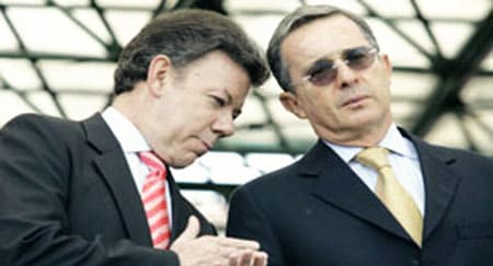 Colombian Defence Minister Juan Manuel Santos briefs Colombian President Alvaro Uribe (© AP / Reporters )
)