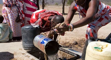  A source of wellbeing: An artificial well built by the Practical Action charity in Kenya(© Science Photo Library / Van Parys Media )

