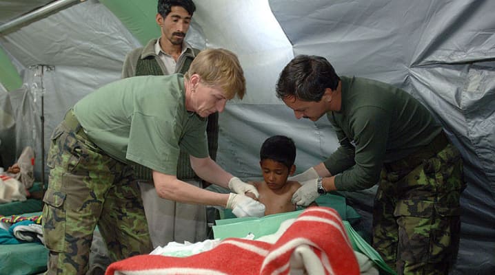  NATO medics treat young earthquake survivor (© SHAPE)
