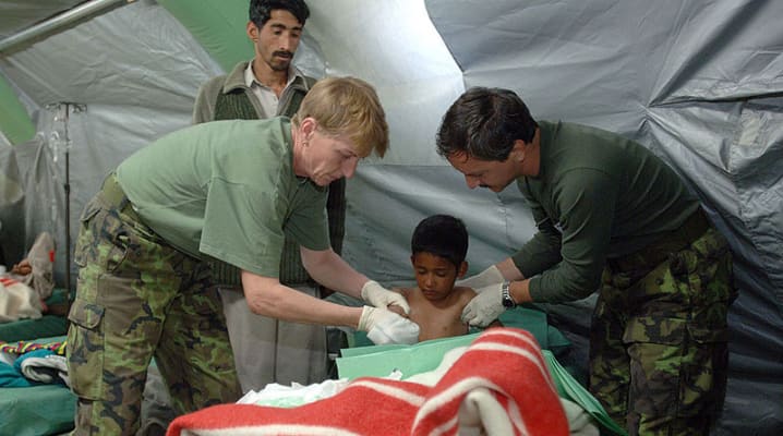 NATO medics treat young earthquake survivor (© SHAPE)
)