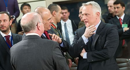 Справа: заместитель министра национальной обороны Греции Яннис Рагусис
© NATO
)