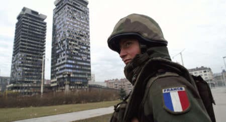 © NATO
)