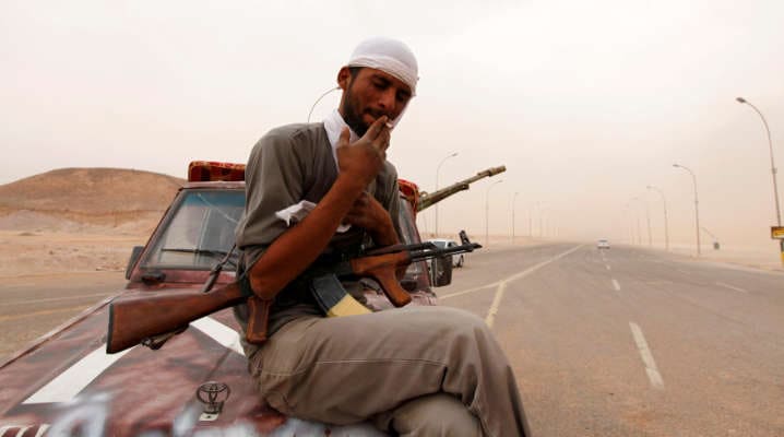 Pour quoi nous battions-nous déjà ?... Un rebelle de Misrata fait une pause© Reuters
)
