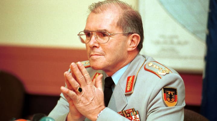 General Naumann when chairman of NATO's Military Committee (© NATO)
)