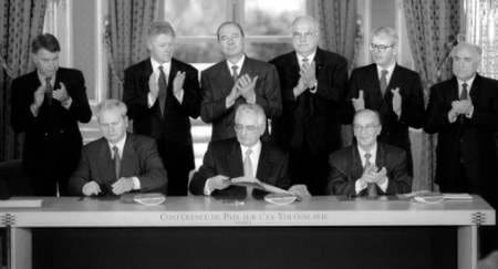 Signing ceremony: Presidents Slobodan Milosevic (left), Franjo Tudjman (centre) and Alija Izetbegovic (right) have all left office since signing the Dayton Agreement on 14 December 1995. (Reuters photo - 222Kb)
)