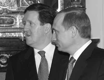 Russia's then acting president, Vladimir Putin (right), and NATO Secretary General Lord Robertson make a joint statement after their meeting in the Kremlin, Moscow 16 February 2000. ( Belga photo - 9Kb)
)