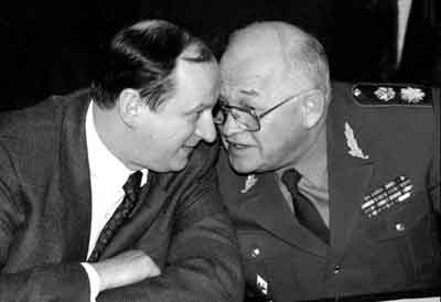 Russian Defence Minister Igor Sergeyev (right) has a tte--tte with Nikolai Patruschev, the head of Russia's domestic security service, during the meeting of the Security Council in Moscow at which Russia's new mili-tary doctrine was approved 4 February 2000. (Reuters photo - 8Kb).
)
