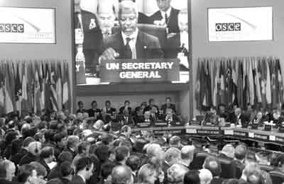 UN Secretary-General Kofi Annan appears on overhead screens as he speaks dur-ing the opening ceremony of the OSCE summit in Istanbul, Turkey 18 November 1999. (Belga photo - 13Kb)
)
