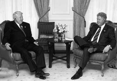The then Russian president, Boris Yeltsin (left), meets his US counterpart, Bill Clinton, during the OSCE summit in Istanbul, Turkey. (Belga photo - 14Kb).
)