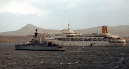 Le HMS Andromeda et le SS Canberra au large de Port Stanley le 16 juin 1982 aux Malouines
)