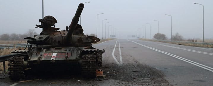  A destroyed tank is seen along a road on the territory controlled by the self-proclaimed Luhansk People's Republic near airport of Luhansk, in Luhansk region, eastern Ukraine, November 19, 2014. © REUTERS
