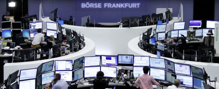 Traders face au tableau de l’indice allemand DAX à la bourse de Francfort, le 7 juillet 2015. © Reuters
)