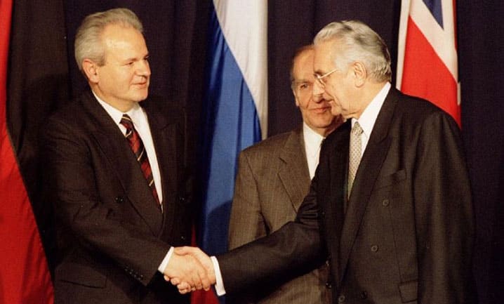 President Slobodan Milosevic of Serbia (L) shakes the hand of President Franjo Tudjman of Croatia (R) as President Alija Izetbegovic of Bosnia-Herzegovina (C) looks on prior to the initialing of a peace accord at the Hope Hotel inside Wright-Patterson Air Force Base, November 21, 1995. The peace accord ends the 43 month old war in Bosnia which claimed 250,000 lives. © REUTERS
)