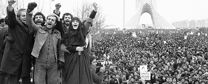 Manifestation aux abords de la tour Shahyad (rebaptisée plus tard tour Azadi), à Téhéran, durant la révolution de 1979.
)