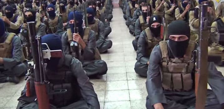 Des combattants de l'EIIL dans un camp d'entraînement en Iraq. (Capture d'écran : YouTube)
)