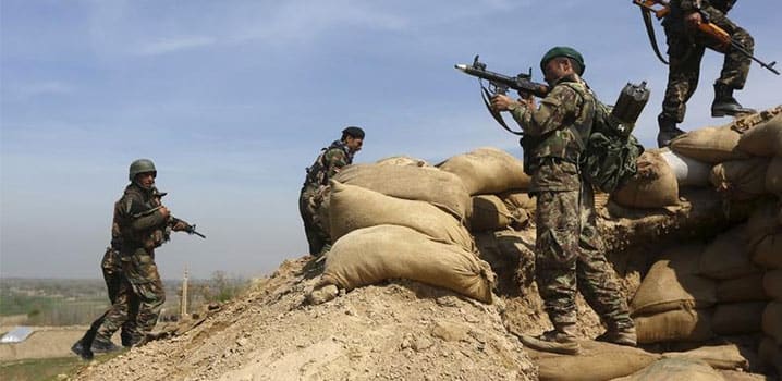 Dans leur lutte contre les insurgés, les forces de sécurité afghanes prennent position au sommet d'une colline dans la province de Baghlan, en mars 2016. © REUTERS
)