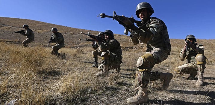 Des soldats de l'armée nationale afghane participent à un exercice d’entraînement sur une base militaire de Kaboul, en novembre 2014. © REUTERS
)