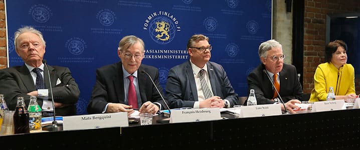 Panel ekspertów prezentuje swoje wnioski: (od lewej od prawej) Mats Bergquist, François Heisbourg, Timo Soini, René Nyberg i Teija Tiilikainen. Zdjęcie: Outi Ylitalo / Ministerstwo Spraw Zagranicznych Finlandii.
)