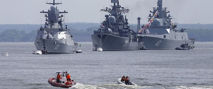  De gauche à droite : une corvette russe de classe Steregouchtchi, un destroyer Nastoïchivi et une frégate de classe Amiral Gorchkov ancrés à la base navale russe de Kaliningrad en juillet 2015. © REUTERS
