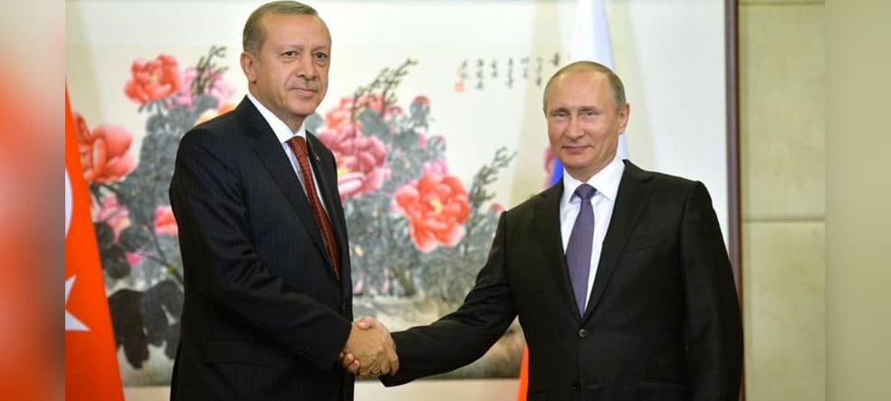 Kolejna oznaka ostatniego ocieplenia stosunków pomiędzy Turcją i Rosją: prezydent Władimir Putin (po prawej) spotyka się z prezydentem Turcji Recepem Tayyipem Erdoganem przed rozpoczęciem szczytu G20 w Hangzhou (Chiny) 3 września 2016 roku. © Sputnik/Kreml/Alexei Druzhinin/via REUTERS
)