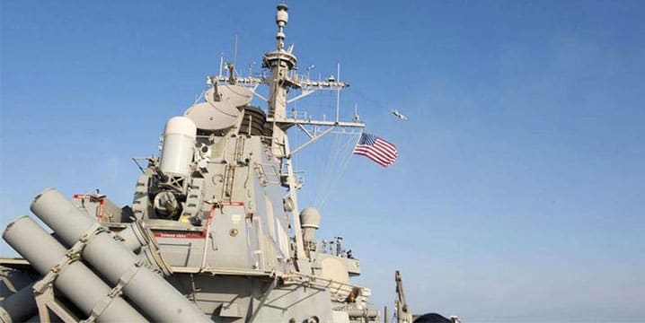 Deux avions de combat russes, qui n’étaient visiblement pas armés, sont passés à proximité du destroyer USS Donald Cook alors qu’il naviguait en mer Baltique dans ce qui a été décrit par un représentant américain comme une des manœuvres les plus agressives dans l’histoire récente (12 avril 2016). © REUTERS/US Navy/Diffusion via Reuters
)