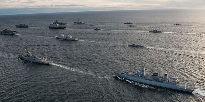 Seize navires de neuf pays manœuvrant en formation serrée en mer Baltique lors de l’exercice OTAN Baltops 2016, le 9 juin 2016. © Quartier général du Commandement maritime allié
)