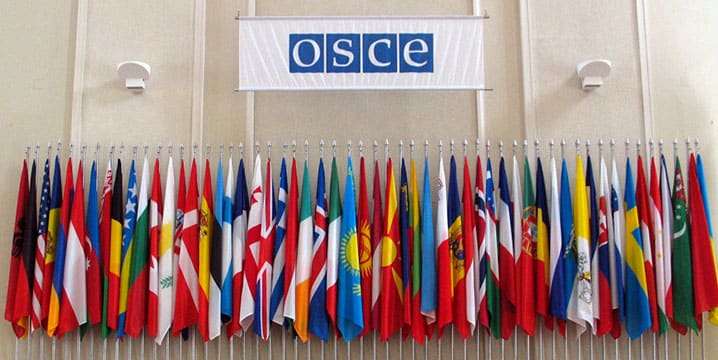 L’OSCE se compose de 57 États participants dont la répartition géographique très vaste s'étend sur trois continents (Amérique du Nord, Europe et Asie), pour une population de plus d’un milliard de personnes. © OSCE
)