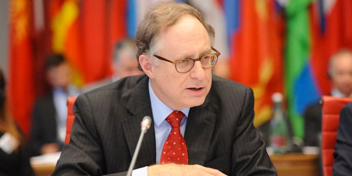 Le secrétaire général délégué de l’OTAN, Alexander Vershbow, lors des Journées de la sécurité organisées par l’OSCE à Vienne le 3 octobre 2016. © NATO (Interventions de M. Vershbow)
)