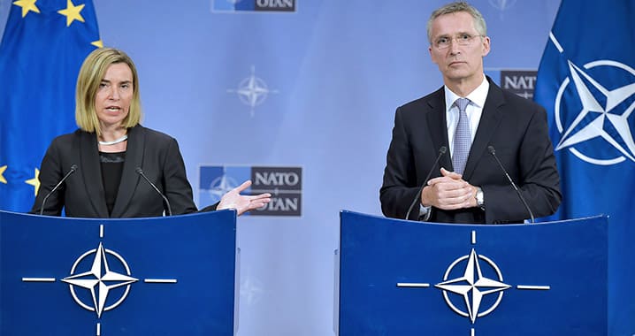 La vague populiste a des incidences sur le plan sécuritaire et présente des défis pour l'UE et l'OTAN, qui sont toutes deux des organisations fondées sur des valeurs. © NATO
)