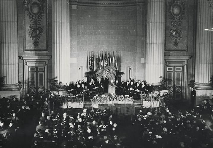 Le traité fondateur de l'Alliance atlantique a été signé en 1949 à Washington, au lendemain de la Seconde Guerre mondiale. L'Alliance avait pour vocation d'assurer la paix en Europe, de promouvoir la coopération entre ses membres et de défendre leur liberté, dans un contexte de lutte contre la menace que représentait alors l'Union soviétique. © NATO
)