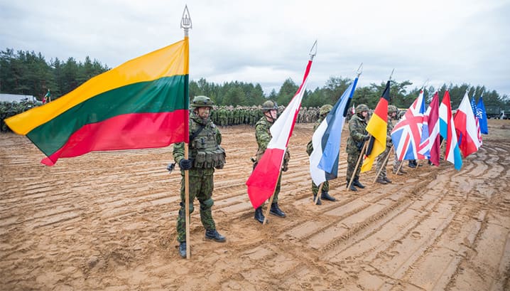 Grâce à des années de planification, d'exercices et de déploiements conjoints, les soldats des différents pays de l'OTAN coopèrent en bonne intelligence lorsqu'ils se retrouvent sur le même théâtre d'opération. © NATO
)