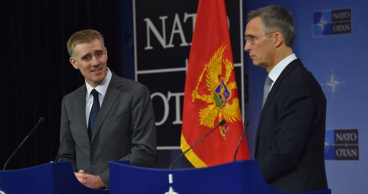 Зліва направо: Генеральний секретар НАТО Єнс Столтенберг і заступник прем’єр-міністра і міністр закордонних справ і європейської інтеграції Чорногорії Ігор Луксіч оголошують про запрошення Чорногорії розпочати переговори про вступ як 29-го члена Альянсу. Штаб-квартира НАТО, 2 грудня 2015 року. © НАТО
)