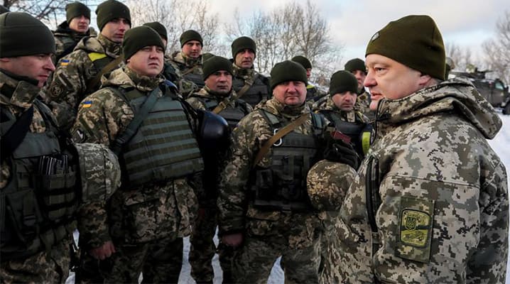  Le président ukrainien, Petro Porochenko, vient à la rencontre de soldats lors de la visite d'un poste de défense situé sur la ligne de contact entre les troupes ukrainiennes et les séparatistes soutenus par la Russie, à proximité de Horlivka, ville aux mains des rebelles située au nord de Donetsk. (5 décembre 2016) © REUTERS
