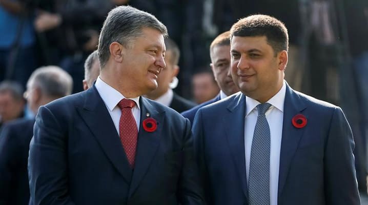 Le président ukrainien, Petro Porochenko, avec le premier ministre, Volodymyr Hroïsman (à droite), après une cérémonie commémorant la fin de la Seconde Guerre mondiale, le 9 mai 2016. Lors de son entrée en fonctions, quelques semaines plus tôt, M. Hroïsman avait déclaré que « la corruption, l'inefficacité de la gestion de l'État et le populisme » étaient des menaces aussi dangereuses que « l'ennemi à l'est du pays ». © REUTERS
)