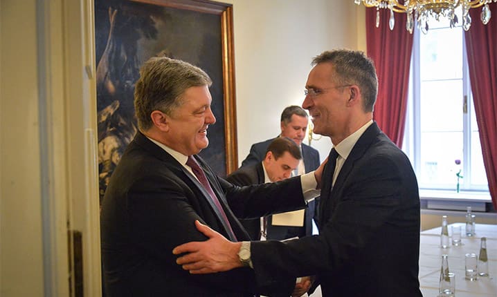 Le président ukrainien, Petro Porochenko (à gauche), rencontre le secrétaire général de l'OTAN, Jens Stoltenberg, à la conférence de Munich sur la sécurité, le 18 février 2017. L'OTAN est attachée à la souveraineté et à l'intégrité territoriale de l'Ukraine ainsi qu'aux efforts de réforme du pays. © NATO
)