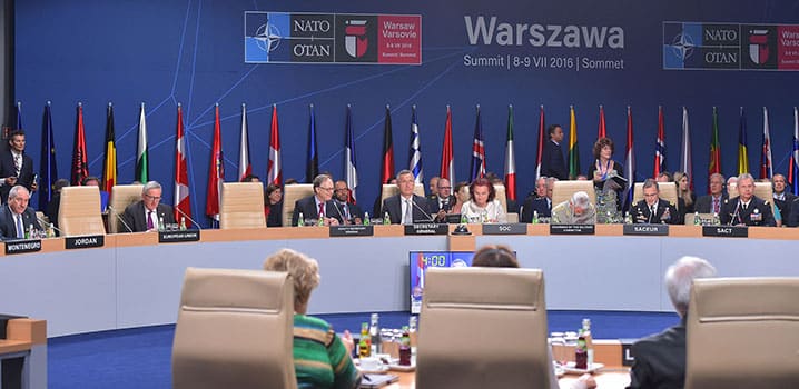 Przywódcy NATO nadali finansowaniu cyberobrony najwyższy priorytet podczas szczytu NATO w Warszawie w lipcu 2016 roku. © NATO
)