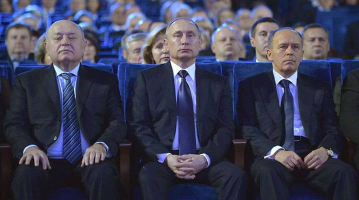  Prezydent Putin – były oficer radzieckiego KGB, a potem dyrektor Federalnej Służby Bezpieczeństwa (FSB) – uważa pracowników służby bezpieczeństwa za swoich najbliższych sojuszników i najbardziej użyteczne narzędzie. Na zdjęciu siedzi pomiędzy dyrektorem rosyjskiej Służby Wywiadu Zagranicznego Michaiłem Fradkowem (po lewej) i dyrektorem Federalnej Służby Bezpieczeństwa Aleksandrem Bortnikowem (po prawej), świętując Dzień Pracowników Służby Bezpieczeństwa, 19 grudnia 2015 roku. © REUTERS

