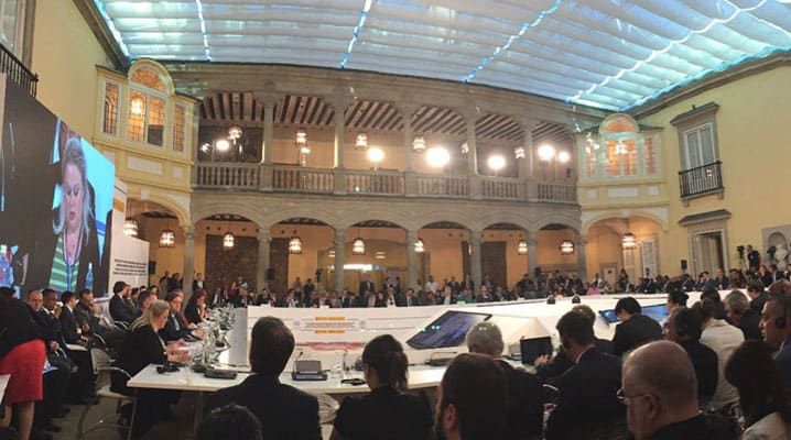 Les programmes de prévention et de réinsertion varient de pays en pays, raison pour laquelle il est essentiel d’y intégrer des dispositifs d’évaluation adéquats et de débattre aussi largement que possible des enseignements tirés. Photo : Le Dr. Bibi van Ginkel, chercheur à l’ICCT, prononce un discours lors de la réunion extraordinaire du Comité de l’ONU contre le terrorisme, en juillet 2015. © ICCT
)