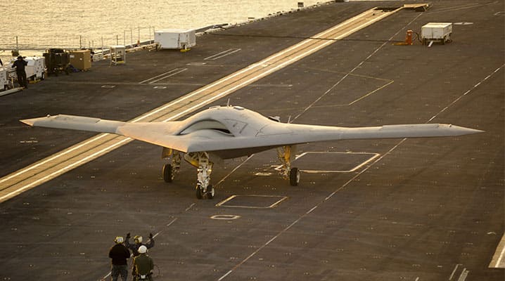 Le drone aérien de combat (UCAS) X-47B, développé par Northrop Grumman en coopération avec la DARPA, est souvent qualifié de « semi-autonome » (photo reproduite avec l'aimable autorisation de Northrop Grumman).
)