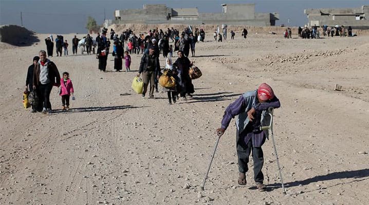 A disabled man flees fighting between Iraqi forces and Islamic State fighters in Mosul, Iraq – 18 November 18, 2016. © REUTERS
)