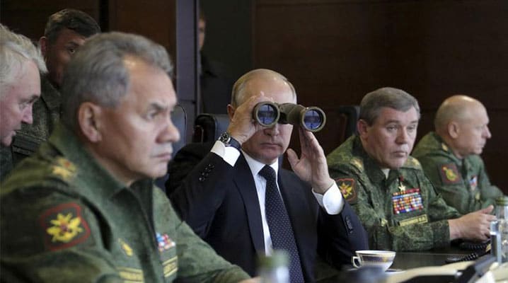 Russian President Vladimir Putin uses a pair of binoculars while watching part of exercise Zapad 2017 with Defence Minister Sergei Shoigu (L) and Chief of the General Staff of Russian Armed Forces Valery Gerasimov (2nd R) at a military training ground in the Leningrad region, Russia 18 September 2017. © REUTERS

