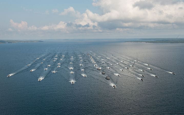 Sweden’s largest national military exercise in over 20 years, Aurora 17, took place from 11 to 29 September 2017. Pictured is an amphibious battalion moving in formation in Sweden’s southern archipelago, a key strategic location for the defence of the capital Stockholm.© Swedish Armed Forces
)