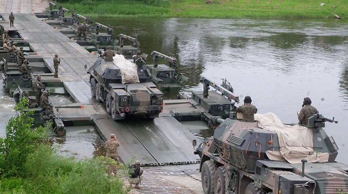 Des soldats américains et britanniques procèdent à un exercice de franchissement avec la 15e brigade mécanisée de Pologne. L'objectif est de s'assurer que les forces sont prêtes à dissuader les adversaires potentiels et, si nécessaire, à défendre l'Alliance sur son flanc est. © Armée de terre des États-Unis – Kevin Wang
)