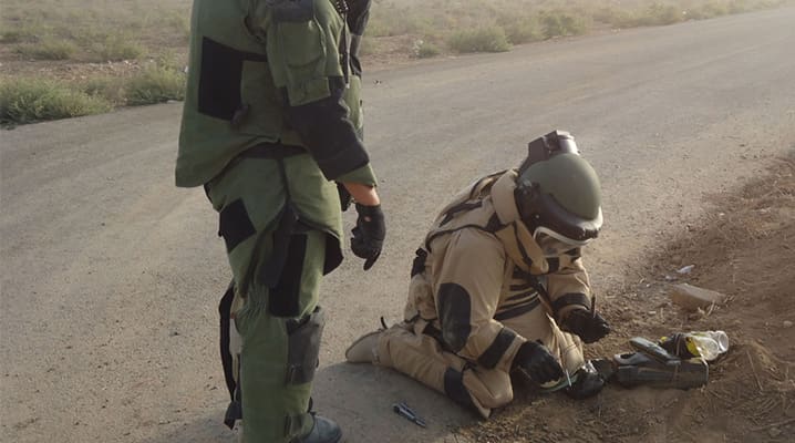 Strengthening partners’ abilities to fight terrorism is an important part of NATO’s defence capacity building work with southern partners. Pictured: Trainers share expertise on countering improvised explosive devices. © NATO
)