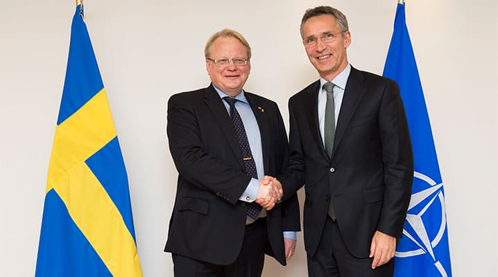 Od czasu bezprawnej aneksji Krymu przez Rosję w 2014 roku państwa członkowskie NATO, a także jego partnerzy zdają sobie sprawę, iż wyzwania dla bezpieczeństwa europejskiego oraz dla porządku międzynarodowego opartego na zasadach muszą wywołać natychmiastową reakcję. Na zdjęciu: Sekretarz Generalny NATO Jens Stoltenberg (po prawej) oraz Minister Obrony Szwecji Peter Hultqvist (po lewej) podczas spotkania w Kwaterze Głównej NATO 18 listopada 2014 roku. © NATO
)